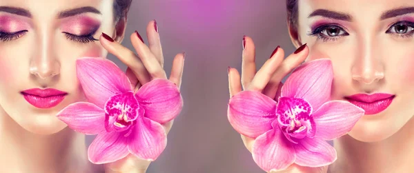 Mulher bonita com flor rosa — Fotografia de Stock