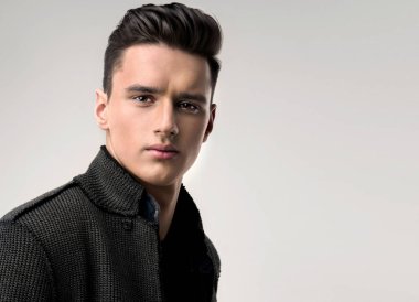 Yakışıklı bir adam portresi moda