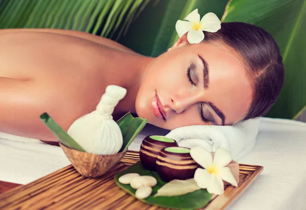 Femme ayant massage dans le salon de spa — Photo