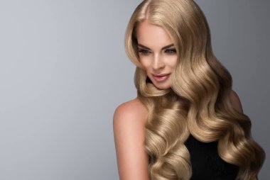 uzun ve dalgalı saçlı kız