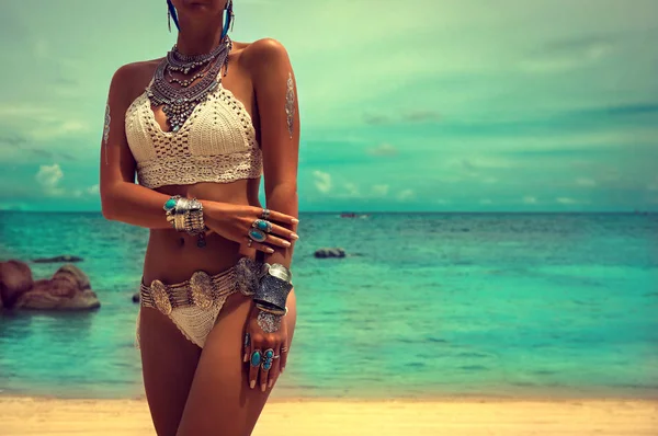Ragazza in stile Boho alla moda sulla spiaggia — Foto Stock