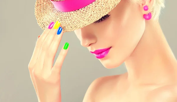 Mooi blond meisje met kleurrijke manicure — Stockfoto
