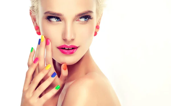 Ragazza con manicure colorata — Foto Stock