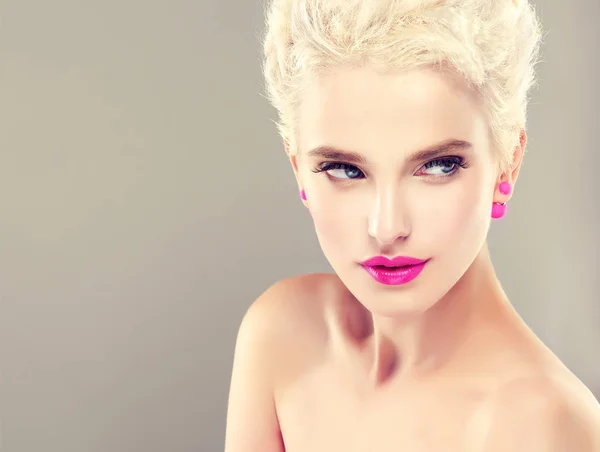 Blond meisje met roze lippen — Stockfoto