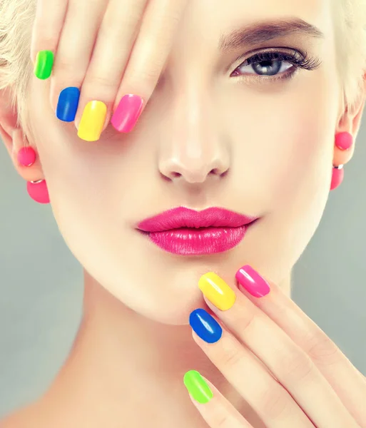 Menina com manicure colorido — Fotografia de Stock