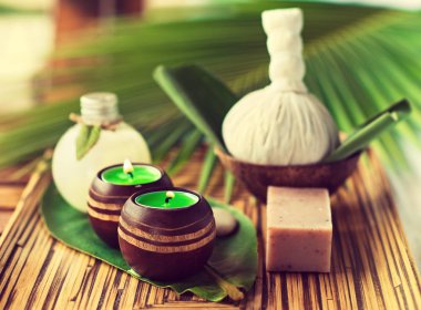 spa masaj çanta ve mumlar ile kompozisyon