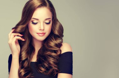 Uzun dalgalı saçlı güzel kız.