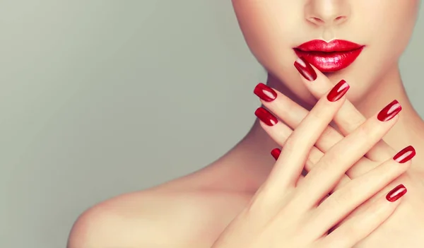Bella donna con manicure rossa — Foto Stock