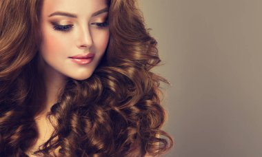 Uzun dalgalı saçlı güzel kız.