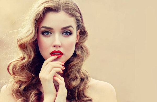 Красивая девушка с длинными волнистыми волосами
