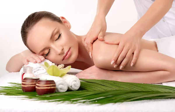 Spa vücut masaj tedavisi. — Stok fotoğraf