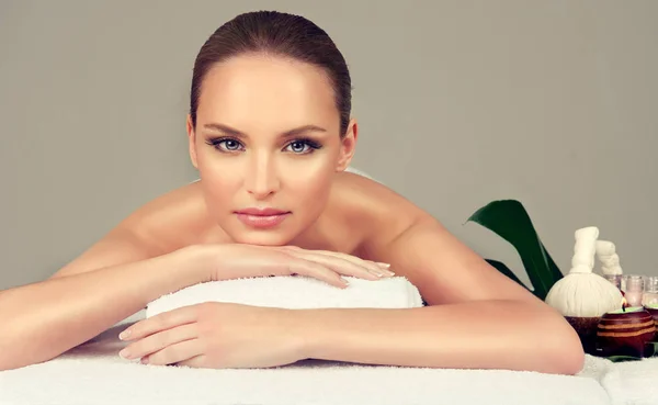 Vrouw het hebben van massage in de spa salon — Stockfoto