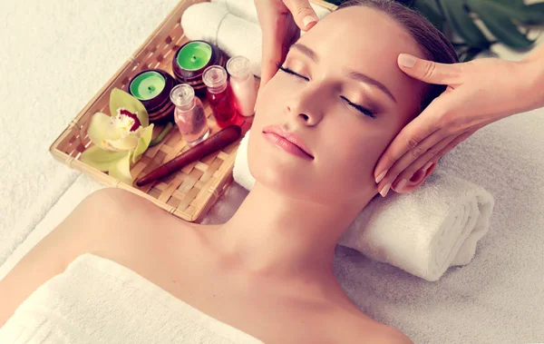 Mujer teniendo masaje en el salón de spa —  Fotos de Stock