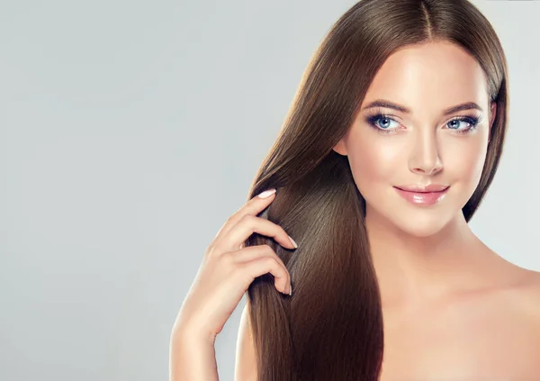 Menina com cabelo longo liso marrom — Fotografia de Stock