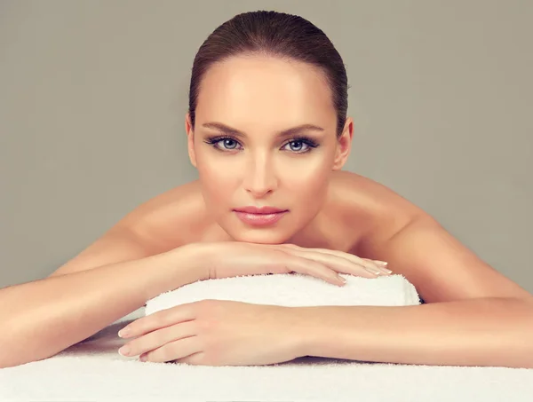 Vrouw het hebben van massage in de spa salon — Stockfoto