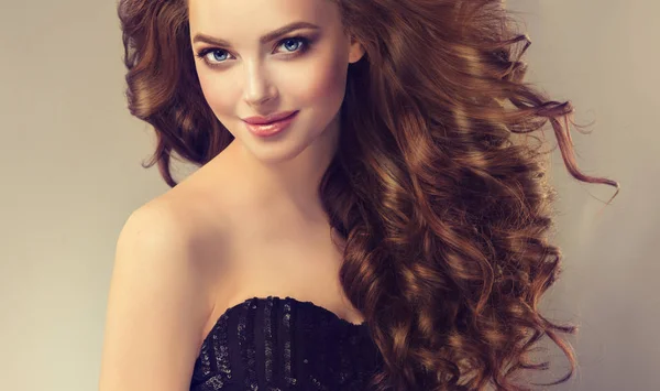Piękna dziewczyna z falowanymi włosami — Zdjęcie stockowe