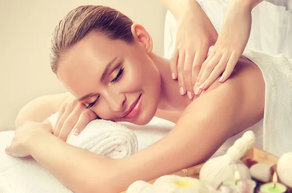 Mulher fazendo massagem no salão de spa — Fotografia de Stock