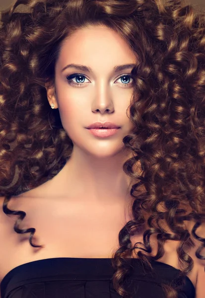 Красивая девушка с длинными вьющимися волосами — стоковое фото
