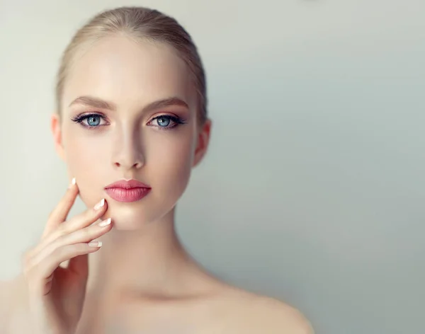 Mujer con maquillaje de moda — Foto de Stock