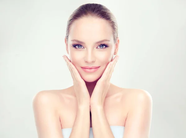 Young Woman with Clean Fresh Skin — Stock Photo, Image