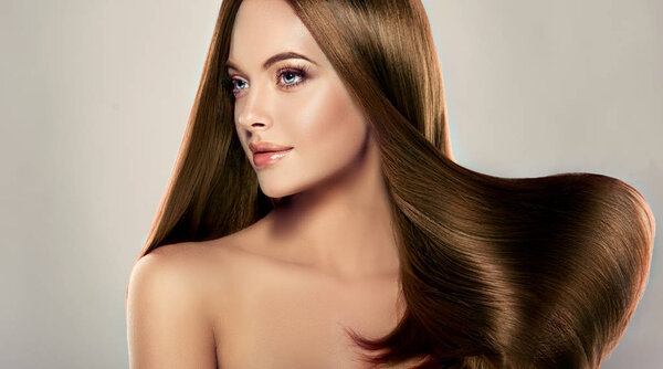 девушка с каштановыми прямыми длинными волосами
 