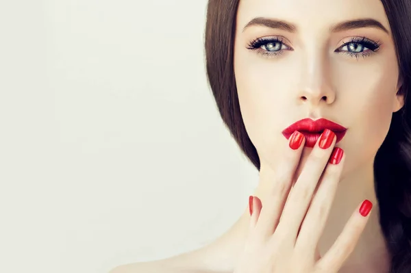 Modello ragazza con lunghi capelli treccia  . — Foto Stock