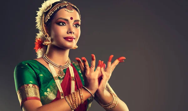 Krásná indická dívka tanečnice — Stock fotografie
