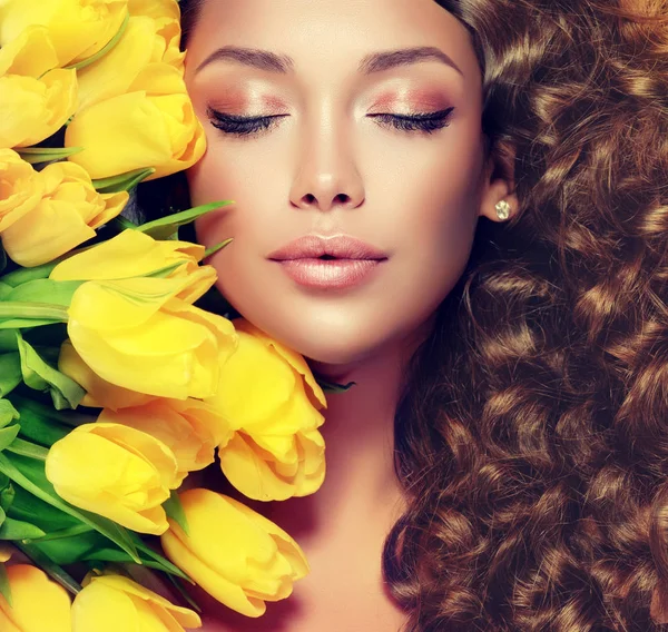 Wanita berambut cokelat memegang tulip kuning — Stok Foto