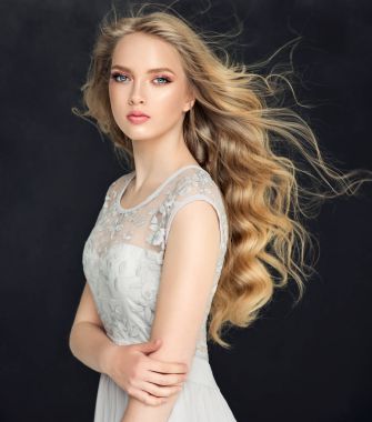 Kıvırcık saçlı kız sarışın moda 