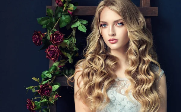 Kıvırcık saçlı kız sarışın moda 