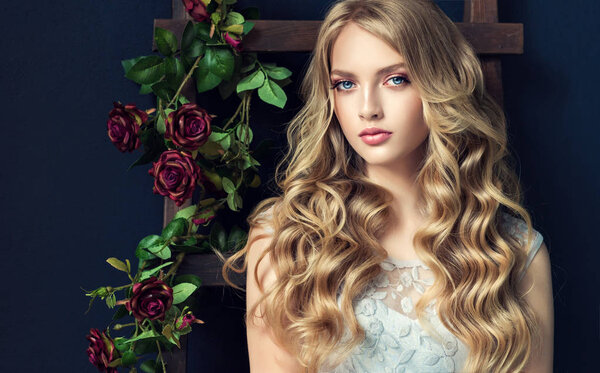 Блондинка с вьющимися волосами
 