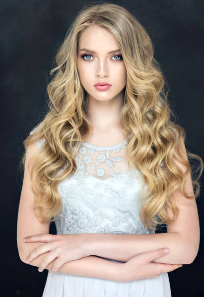 Блондинка с вьющимися волосами
 