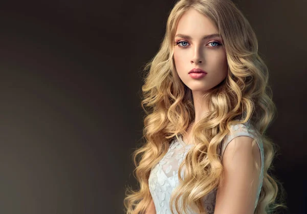 Blonde fashion  girl with curly hair — Stock Photo, Image