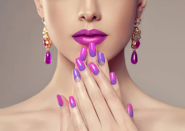 Menina com manicure roxo — Fotografia de Stock