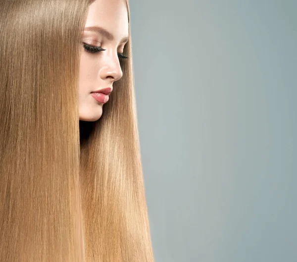 Jovem com cabelo longo brilhante — Fotografia de Stock