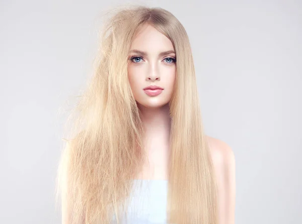 Mulher com cabelo liso e não escovado — Fotografia de Stock