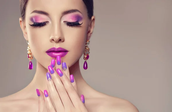 Chica con manicura púrpura — Foto de Stock