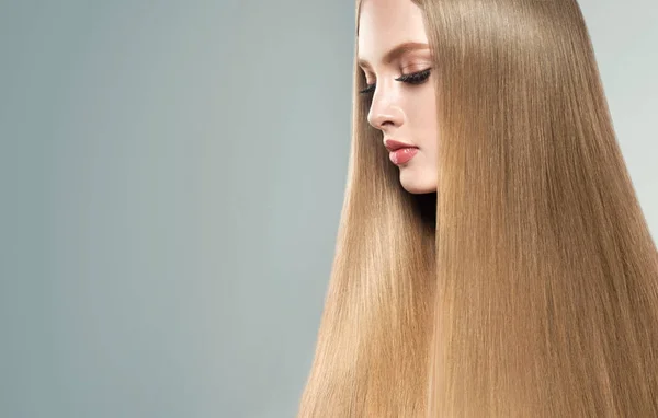 Menina com cabelo longo liso loiro brilhante — Fotografia de Stock