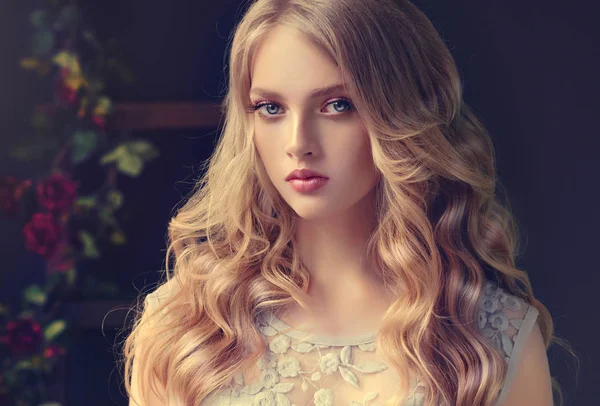 Piękna blondynka młoda kobieta — Zdjęcie stockowe