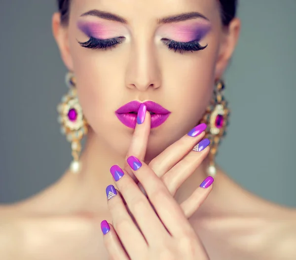 Ragazza con manicure viola — Foto Stock
