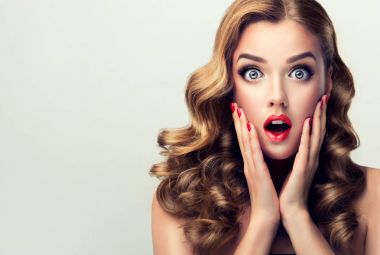 Kırmızı dudaklı ve tırnaklı kadın.