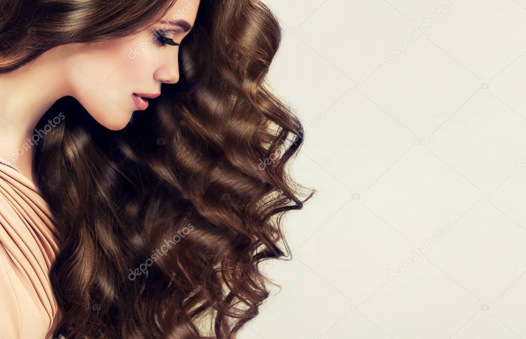 girl with long  and   shiny wavy hair