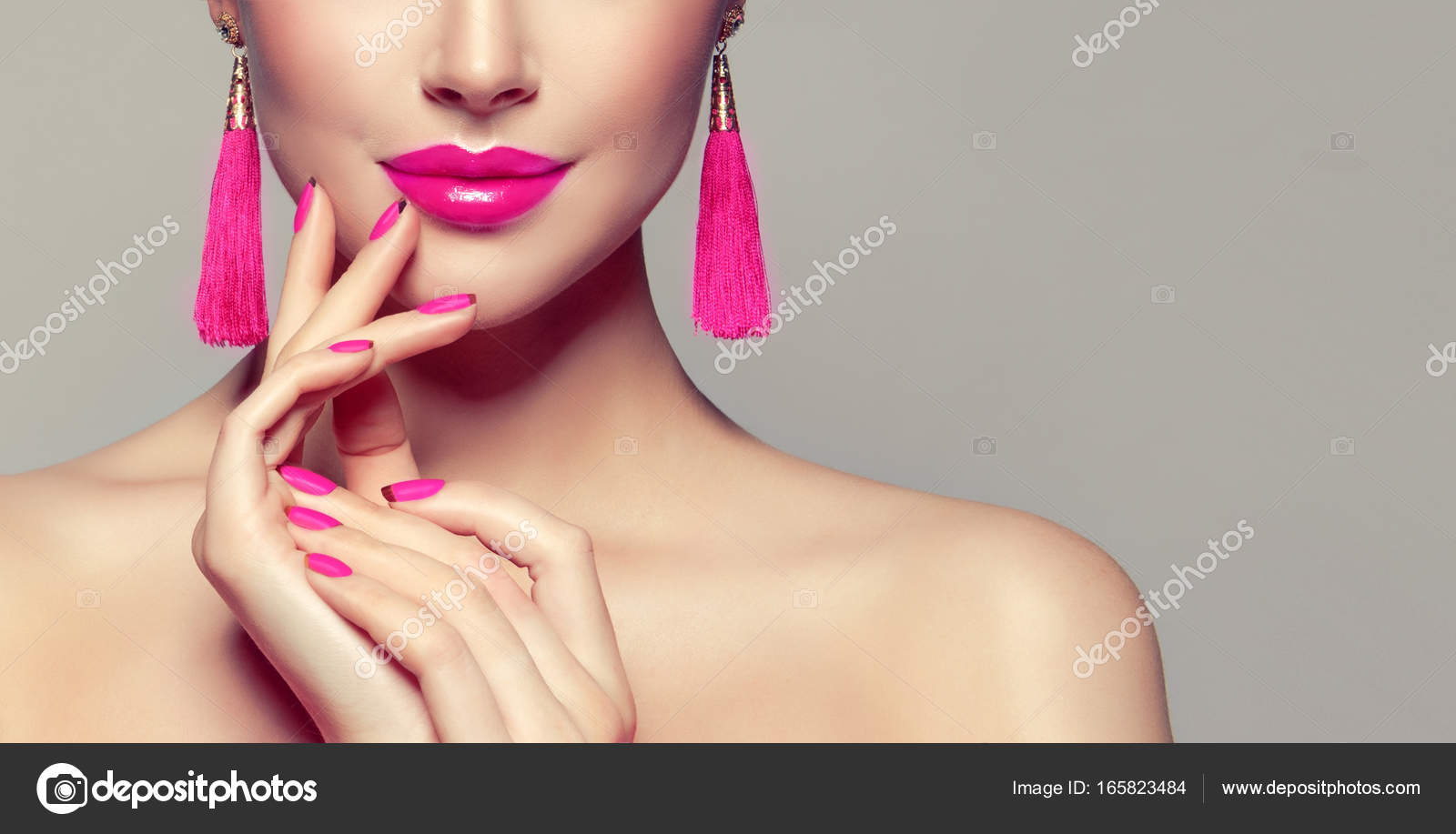 Beautiful Girl Set Jewelry Woman Necklace Ring Earrings Bracelet Beauty  Stock Photo by ©Sofia_Zhuravets 389784418