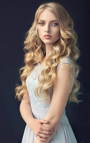 Blonde   girl with long  , curly hair — Stock Photo, Image