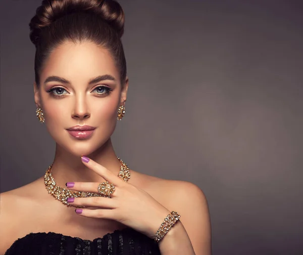 Beautiful girl with jewelry . — Stock Photo, Image