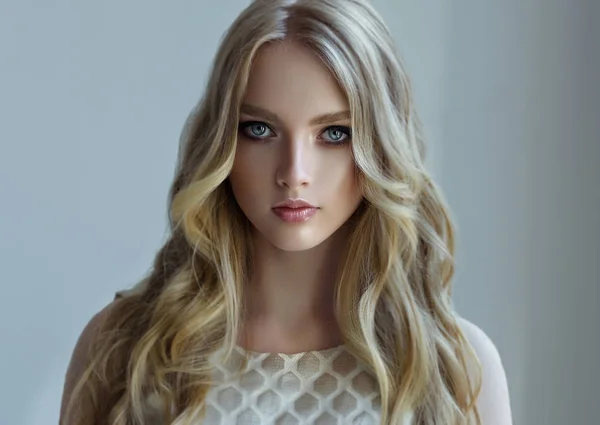 Blond tjej med långt, lockigt hår — Stockfoto