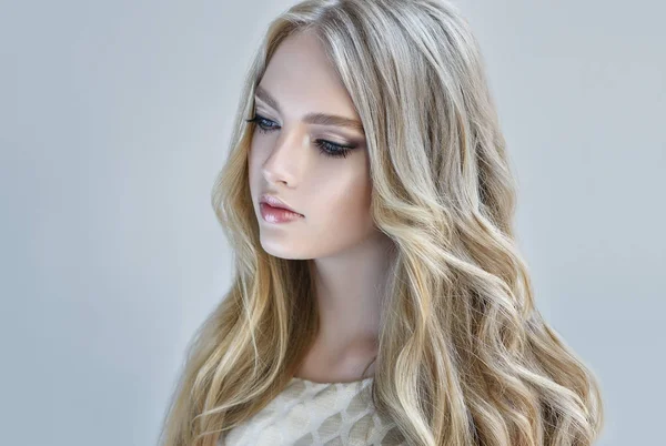 Blonda fata cu păr lung, cret — Fotografie, imagine de stoc