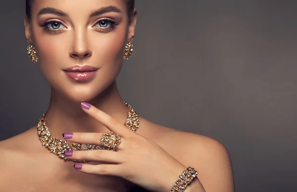 Beautiful girl with jewelry . — Stock Photo, Image