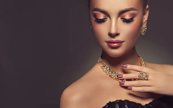 Beautiful girl with jewelry — Stock Photo, Image