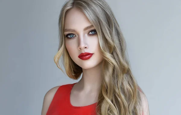 Blonde  girl  with long curly  hair — Stock Photo, Image